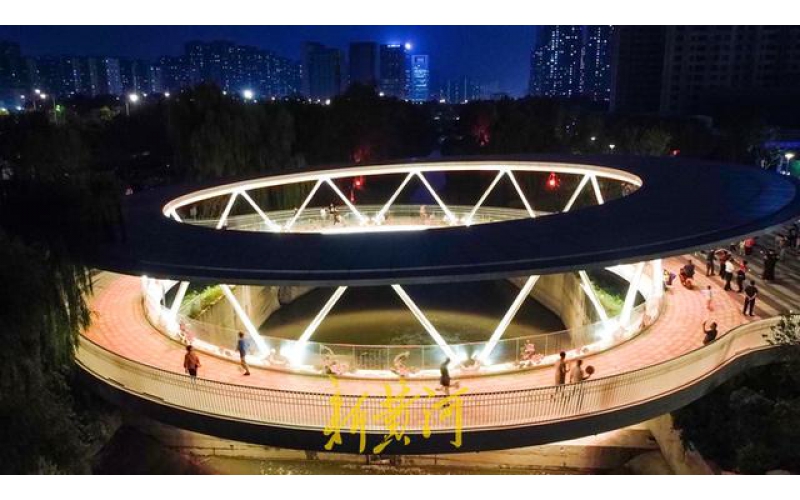 山東濟(jì)南云影橋夜晚變幻五彩水簾，成為臘山河夜景的璀璨亮點(diǎn)